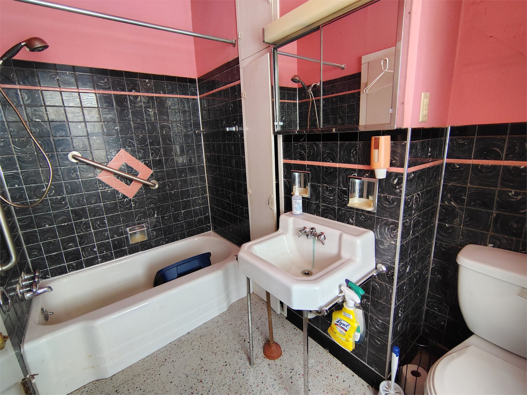 Full bathroom before renovation